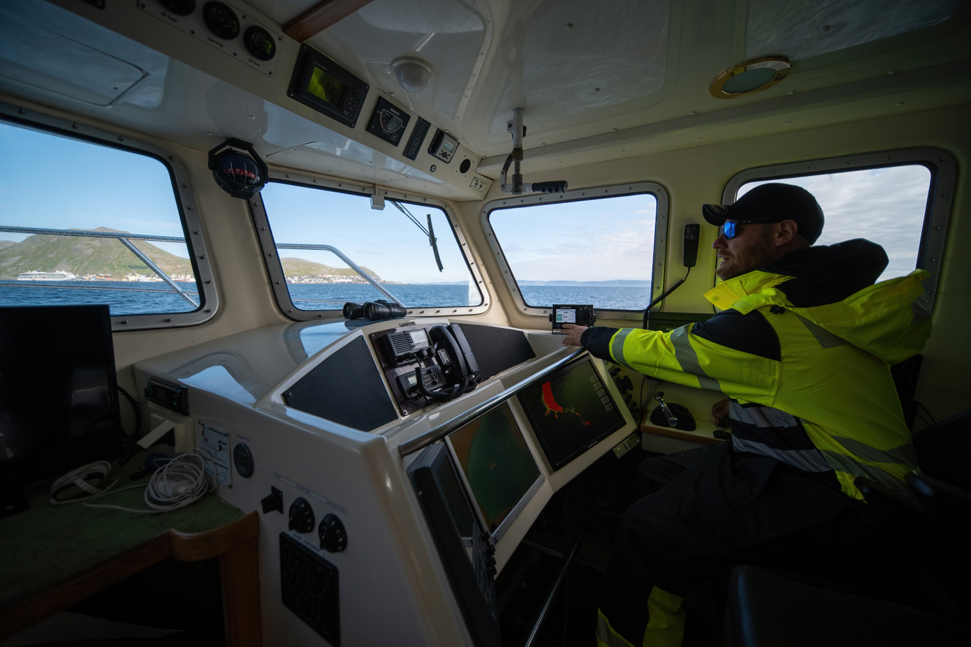 Bjørn Ronald Johannessen một mình lái thuyền đi kiểm tra các bẫy đánh cua Hoàng đế . Ảnh: NSC.