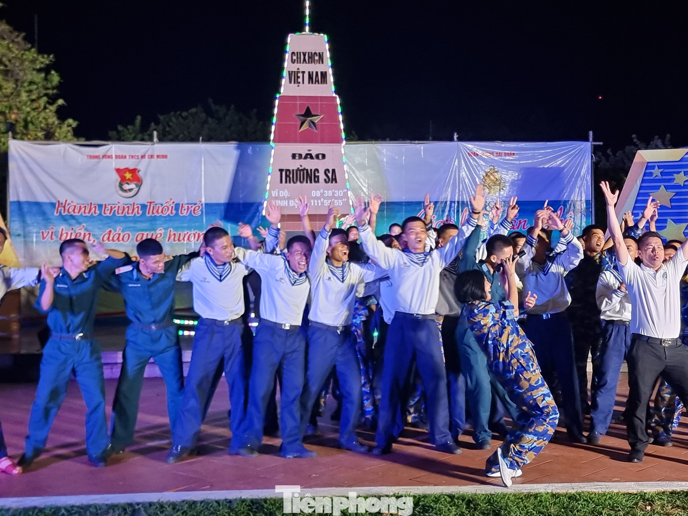 Nhiều chiến sĩ trẻ lúc đầu còn ngại ngùng, nhưng bằng những lời ca, tiếng hát dường như tiếp thêm sự tự tin cho các chiến sĩ, giúp những người lính đảo bớt nỗi nhớ quê nhà… Nhiều chiến sĩ trẻ lúc đầu còn ngại ngùng, nhưng bằng những lời ca, tiếng hát dường như tiếp thêm sự tự tin cho các chiến sĩ, giúp những người lính đảo bớt nỗi nhớ quê nhà…