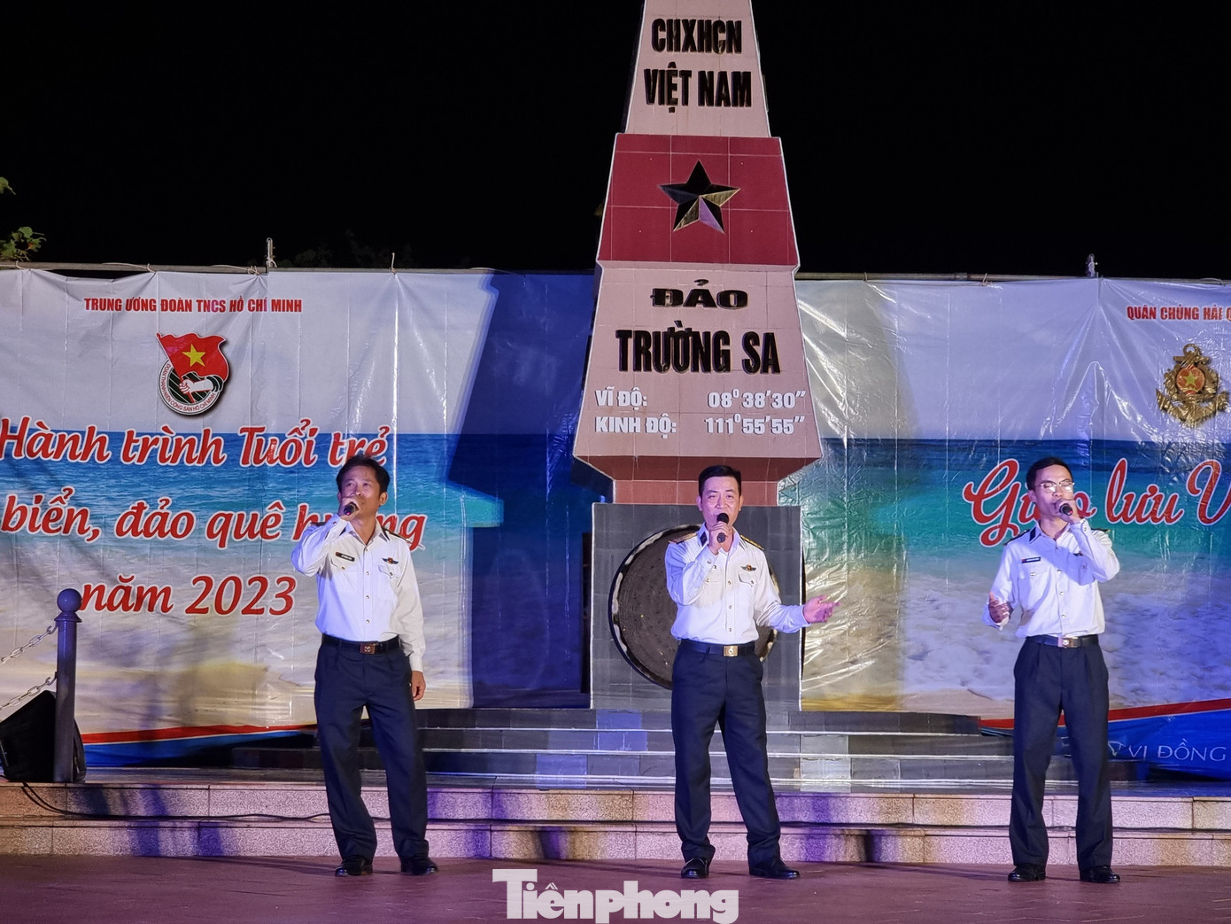 Các chiến sĩ hải quân thể hiện ca khúc "Lính đảo hát" đầy cảm xúc, trữ tình. Các chiến sĩ hải quân thể hiện ca khúc "Lính đảo hát" đầy cảm xúc, trữ tình.