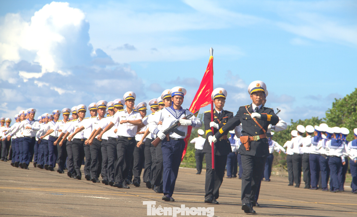 Buổi lễ duyệt binh trên đảo Trường Sa Buổi lễ duyệt binh trên đảo Trường Sa