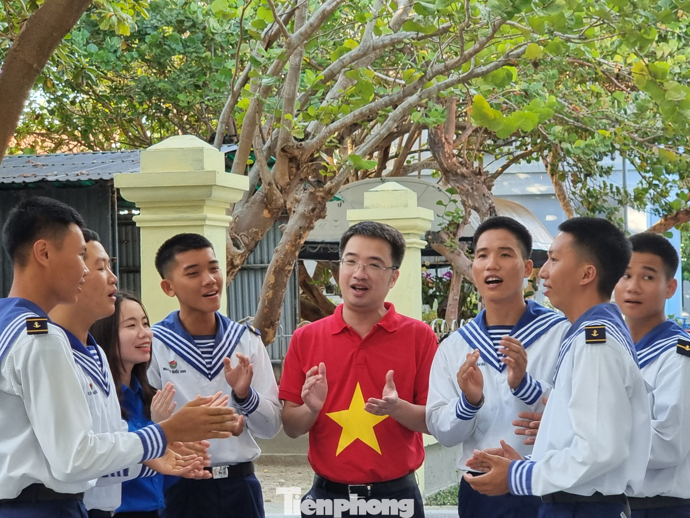 Bí thư T.Ư Đoàn Nguyễn Tường Lâm giao lưu cùng với các chiến sỹ trên đảo Trường Sa. Bí thư T.Ư Đoàn Nguyễn Tường Lâm giao lưu cùng với các chiến sỹ trên đảo Trường Sa.