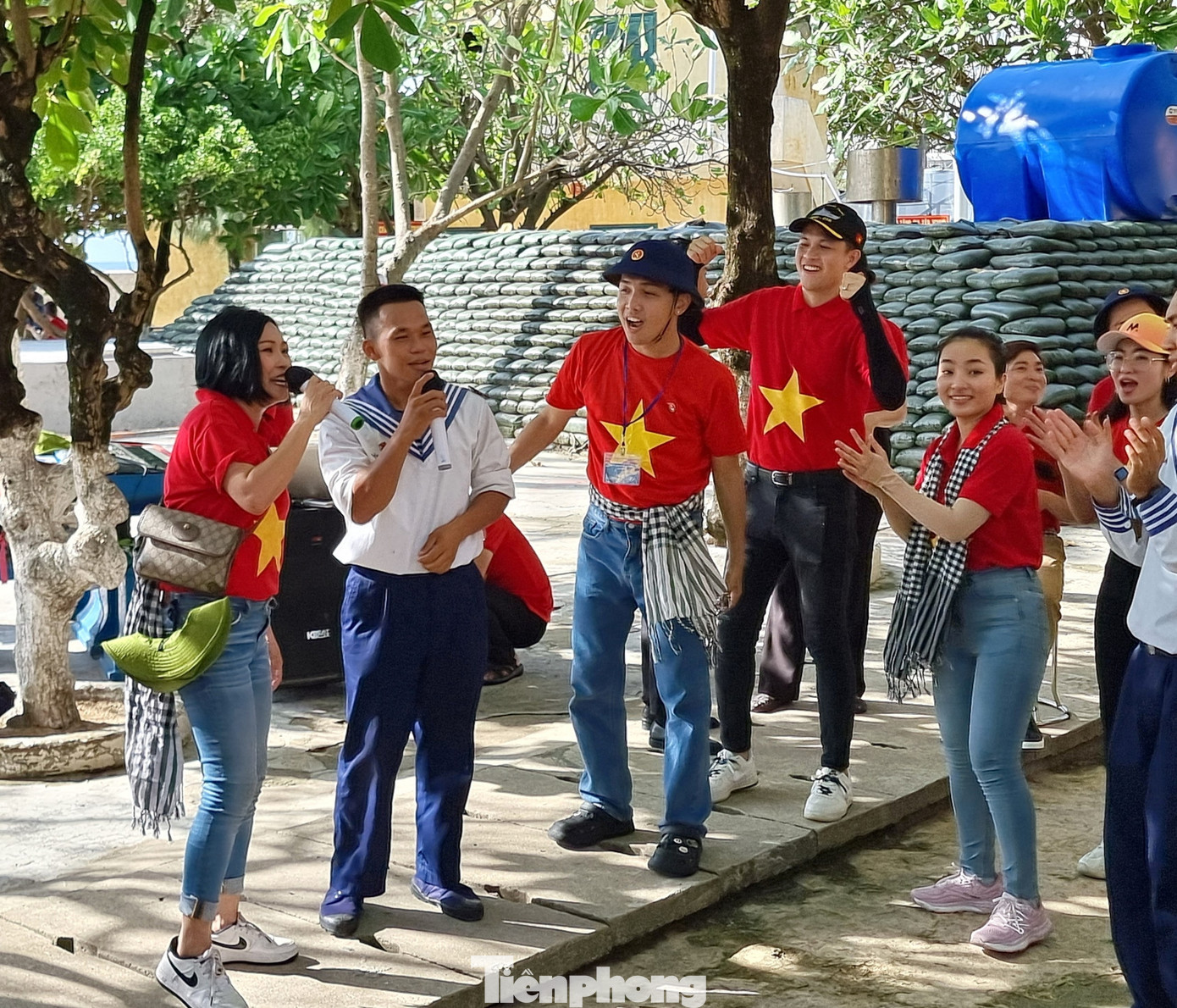 Những lời hát trong "Khúc quân ca Trường Sa" luôn được người lính đảo khắc cốt, thể hiện mỗi khi có tiếng nhạc. Những lời hát trong "Khúc quân ca Trường Sa" luôn được người lính đảo khắc cốt, thể hiện mỗi khi có tiếng nhạc.