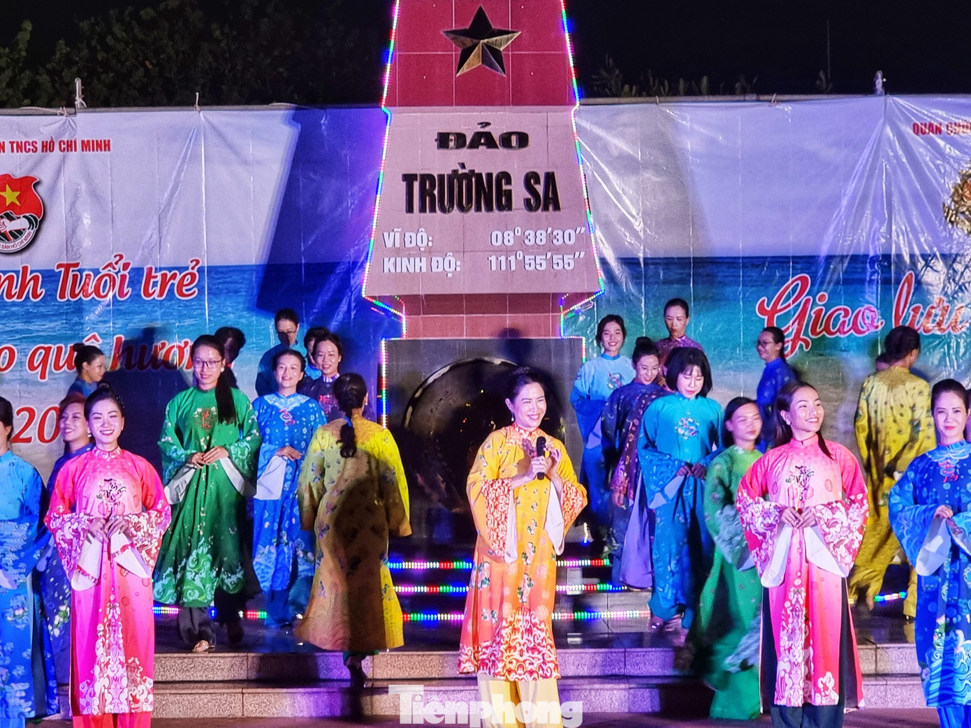Tiết mục trình diễn 35 bộ áo dài mang tên các điểm đảo ở quần đảo Trường Sa. Tiết mục trình diễn 35 bộ áo dài mang tên các điểm đảo ở quần đảo Trường Sa.