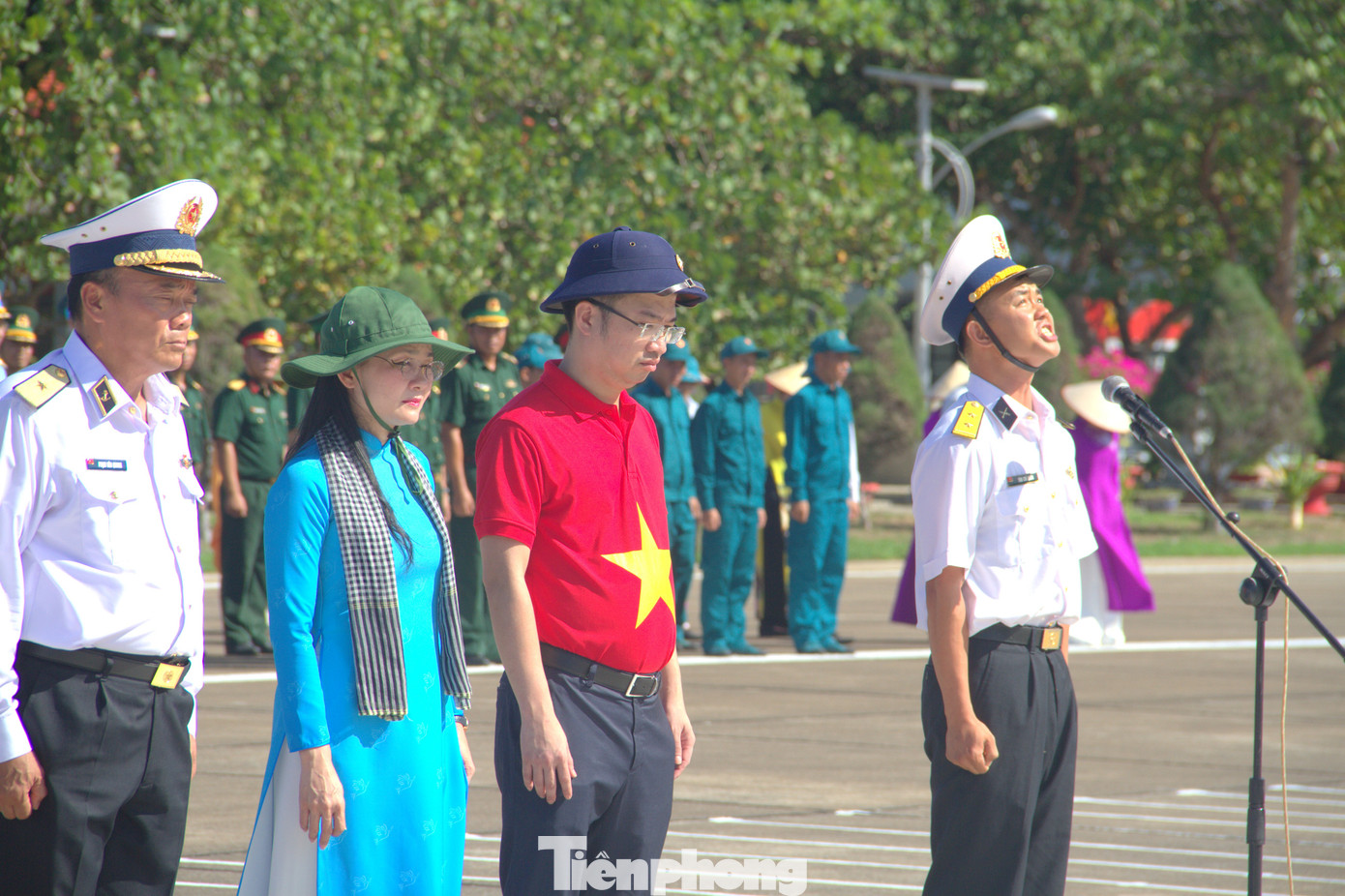 Trung úy Tôn Chí Quân đọc 10 lời thề của quân đội nhân dân Việt Nam. Trung úy Tôn Chí Quân đọc 10 lời thề của quân đội nhân dân Việt Nam.