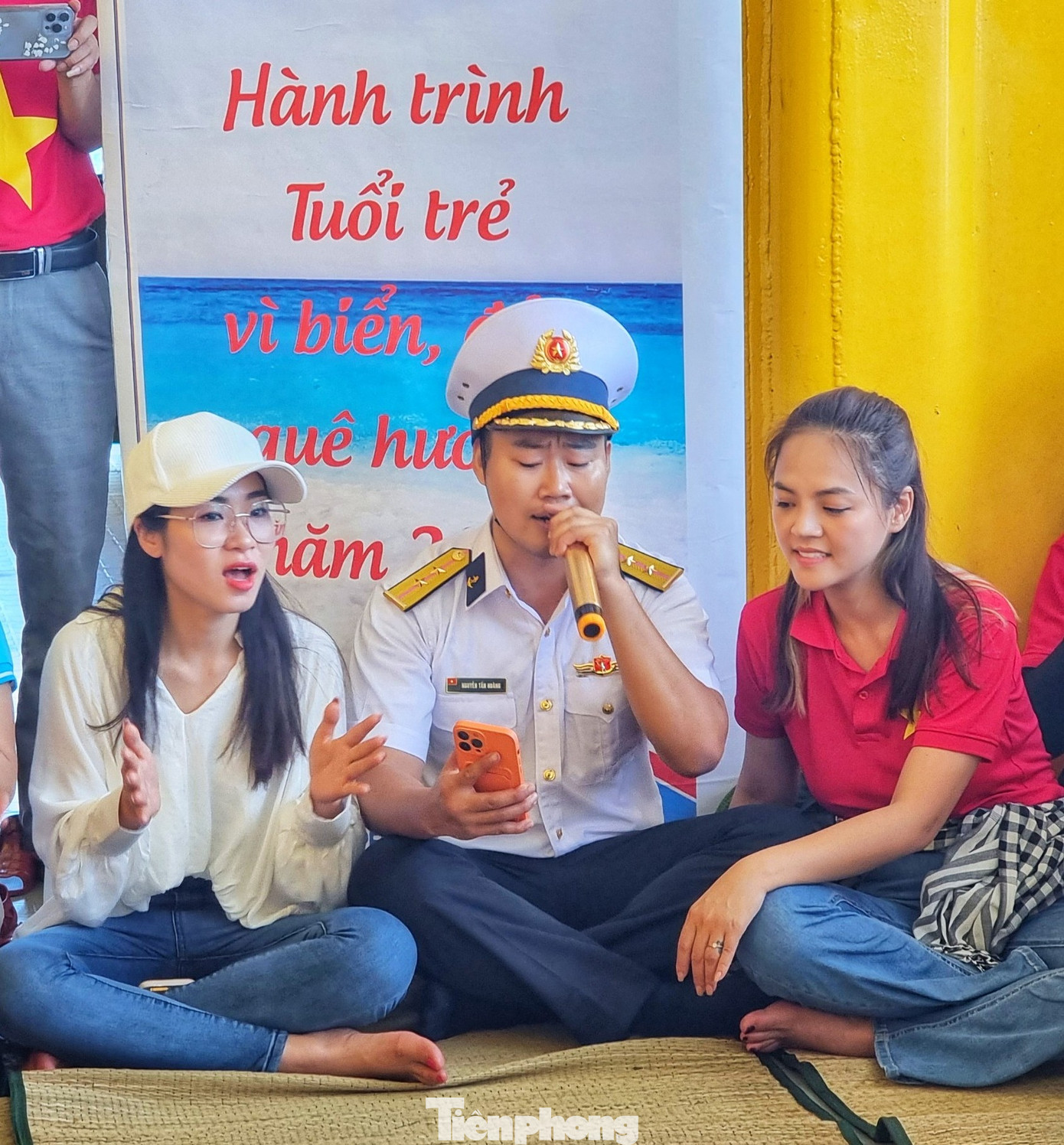 Các chiến sĩ giao lưu văn nghệ trên nhà giàn DK1 Phúc Tần Các chiến sĩ giao lưu văn nghệ trên nhà giàn DK1 Phúc Tần