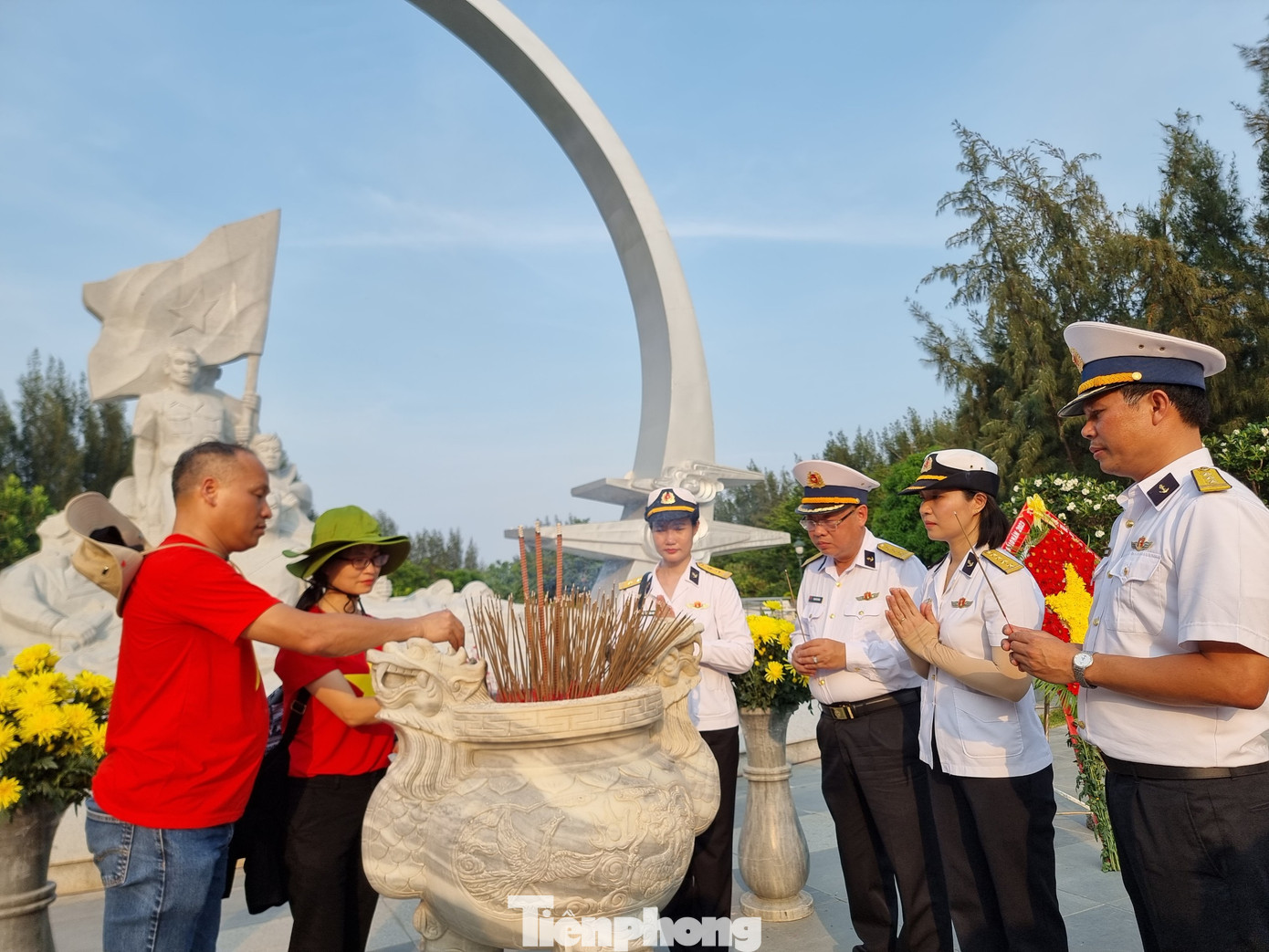 Các thành viên trong đoàn đại biểu thắp hương tưởng nhớ sự hi sinh anh dũng, kiên cường của các chiến sĩ, những người đã không tiếc máu xương xây nên một &quot;vòng tròn bất tử&quot; để bảo vệ biển đảo Tổ quốc.