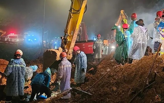 Lực lượng cứu hộ tỉnh Lâm Đồng tìm kiếm các nạn nhân dưới đống đất đá