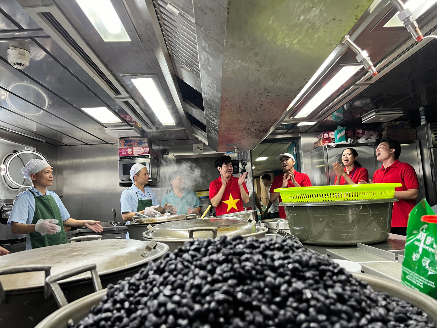 Các nghệ sĩ mang tiếng hát vào gian bếp. Ảnh: Phương Hồng Các nghệ sĩ mang tiếng hát vào gian bếp. Ảnh: Phương Hồng