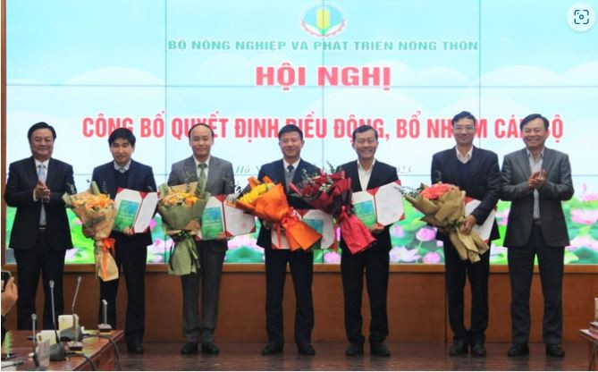 Các cán bộ được điều động nhận hoa chúc mừng từ Bộ trưởng Lê Minh Hoan