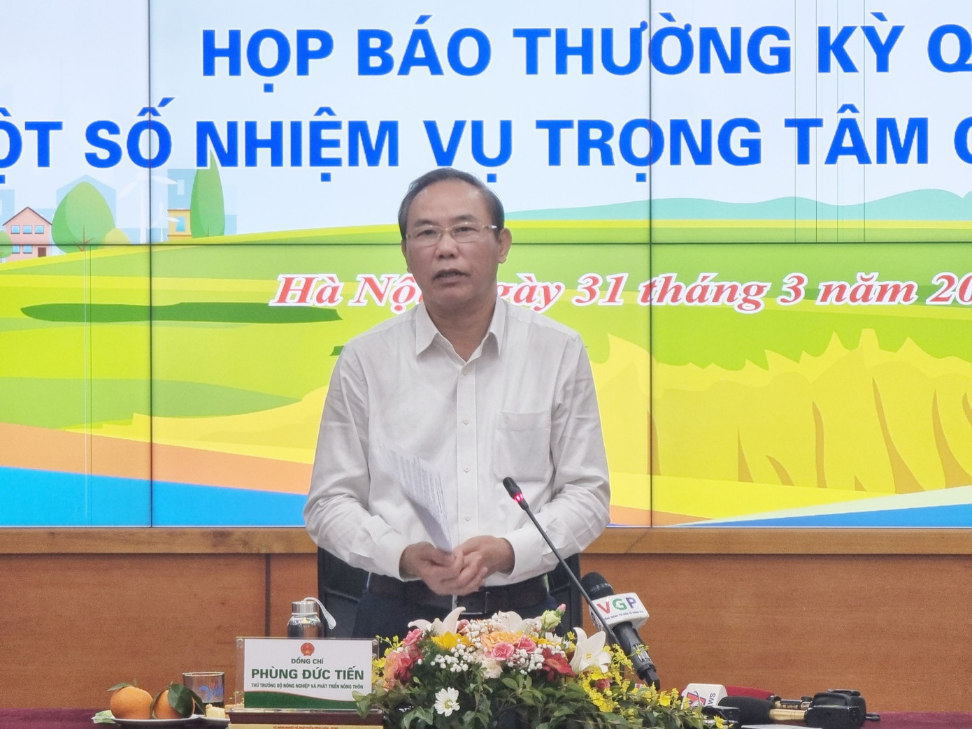 Thứ trưởng Phùng Đức Tiến cho biết, gỡ thẻ vàng là nhiệm vụ chính trị cấp bách, cần các bộ, ngành, địa phương vào cuộc quyết liệt