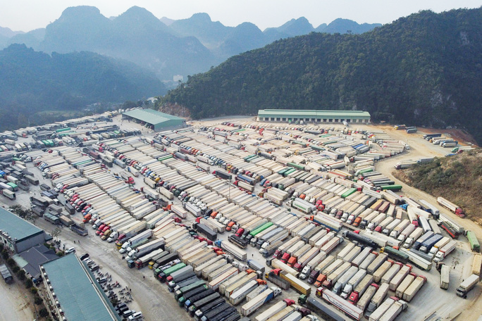 Cảnh hàng hóa ùn tắc cuối năm 2021