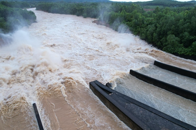 Hình ảnh hồ Vực Mấu - Nghệ An xả lũ trong mùa mưa bão năm 2022.