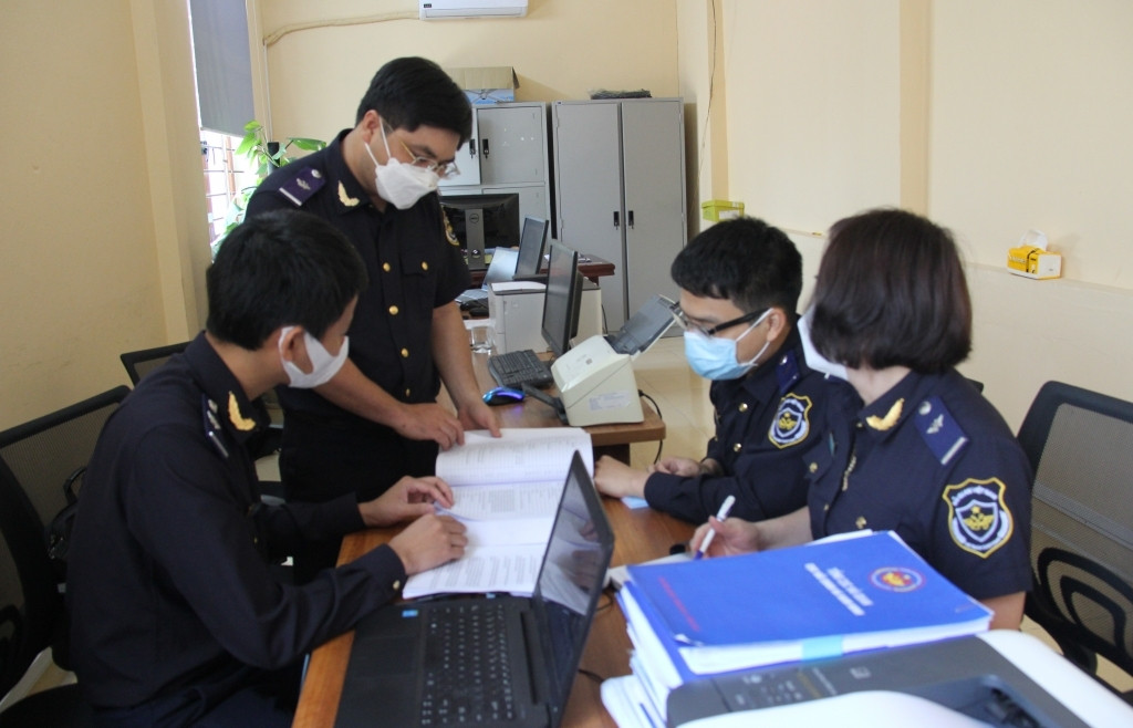 Chỉ trong tháng 3, Cục Hải quan TPHCM đã thông báo tạm hoãn xuất cảnh 60 giám đốc, người đại diện pháp luật doanh nghiệp do nợ thuế kéo dài. Chỉ trong tháng 3, Cục Hải quan TPHCM đã thông báo tạm hoãn xuất cảnh 60 giám đốc, người đại diện pháp luật doanh nghiệp do nợ thuế kéo dài.