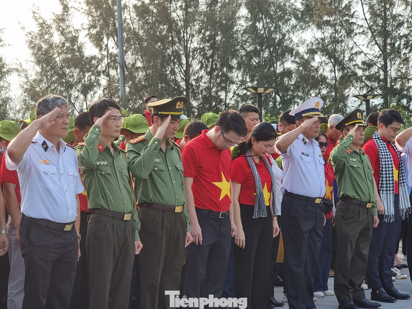 Các đại biểu tham dự lễ tưởng nhớ các chiến sĩ Gạc Ma