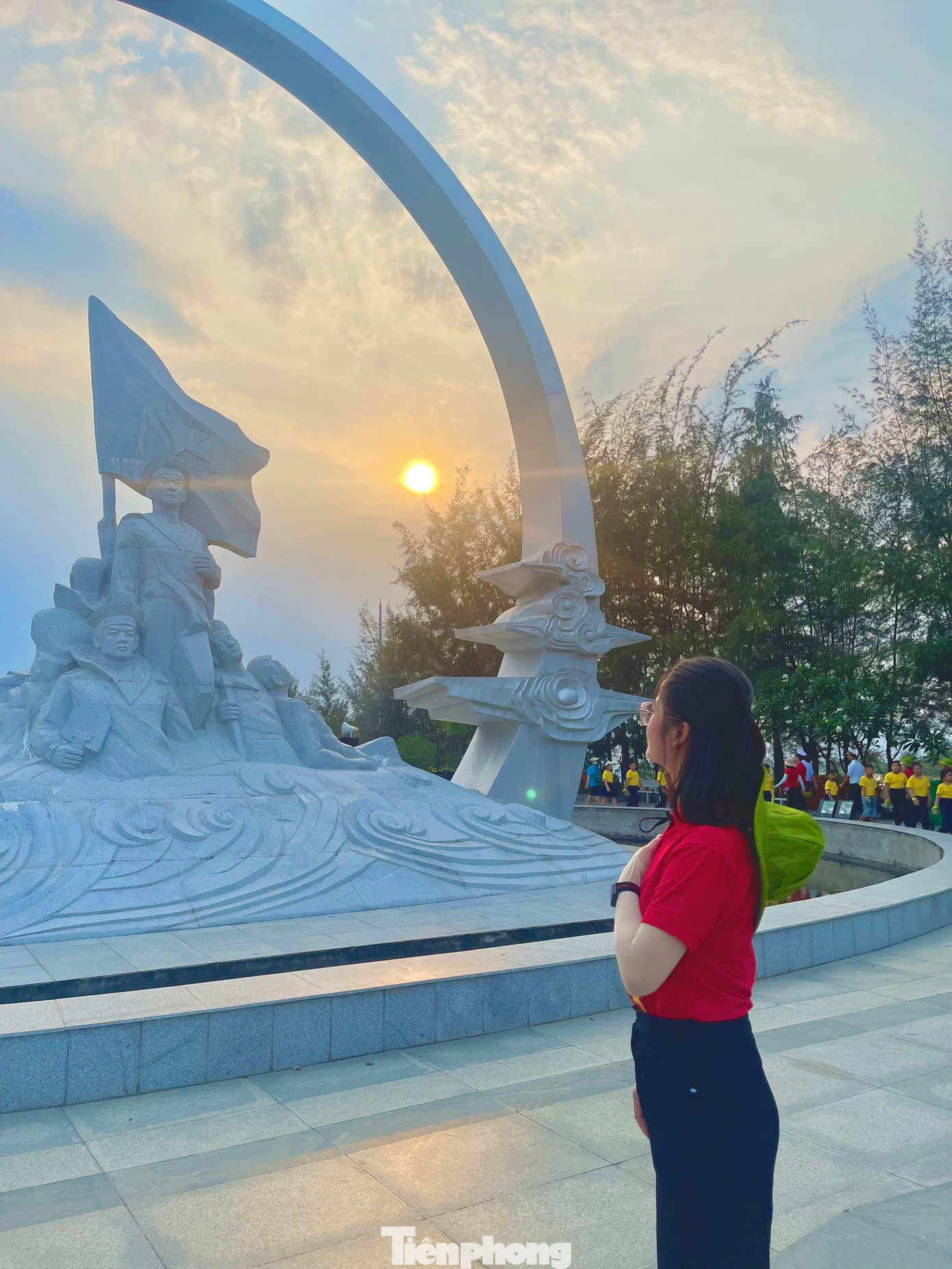 Chị Lê Hồng Nhung (26 tuổi), Ban tổ chức TƯ Đoàn chia sẻ: Đến với Gạc Ma trong một ngày đầy nắng, nhưng đọng lại trong chị là cảm xúc khó tả, vừa biết ơn, vừa xúc động khôn nguôi.