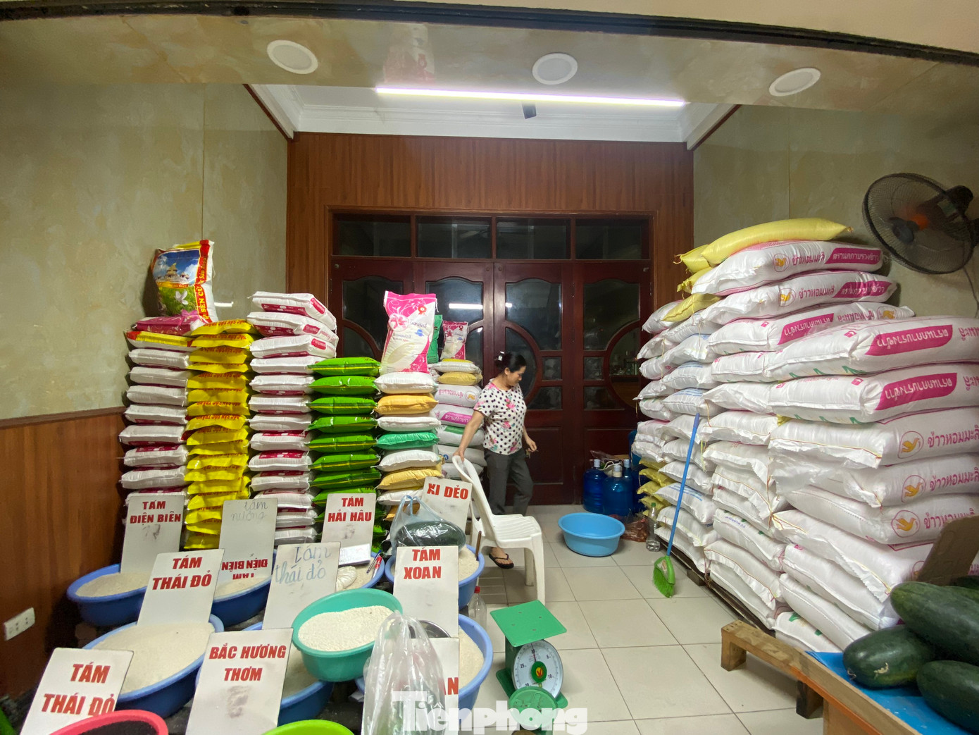 Giá gạo tăng từng ngày khiến các đại lý gặp khó. Giá gạo tăng từng ngày khiến các đại lý gặp khó.