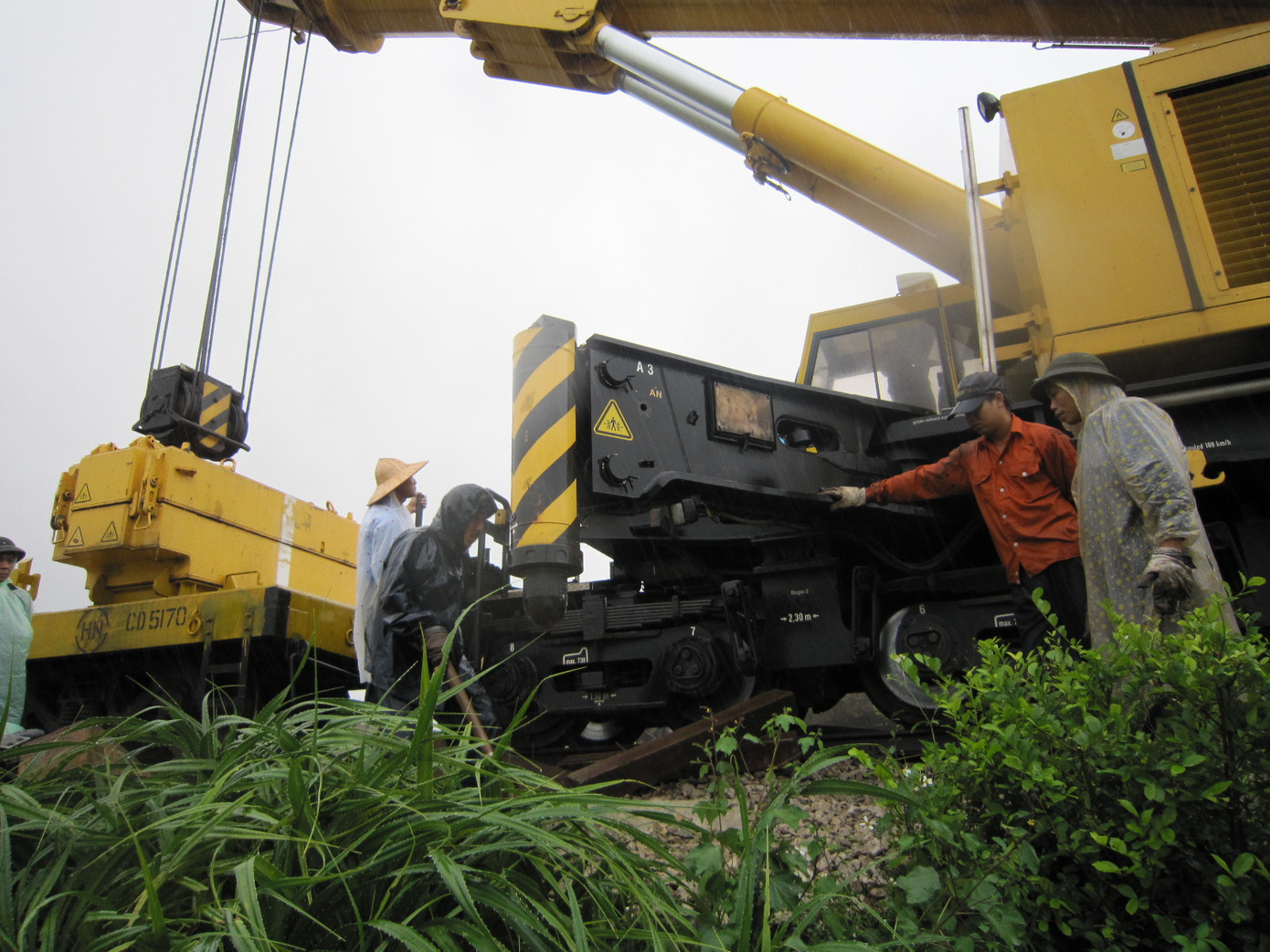 Huy động cần cẩu giải phóng 7 toa tàu bị trật đường ray