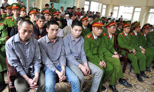 Ba bị cáo được cảnh sát bảo vệ trong phiên xử chiều nay