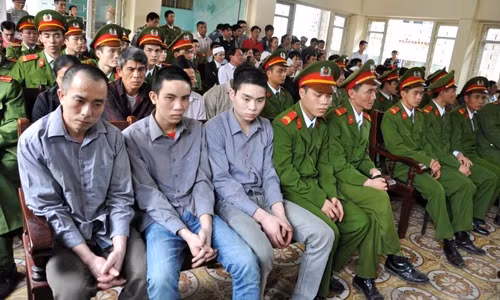 Ba bị cáo được cảnh sát bảo vệ trong phiên xử chiều nay