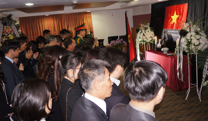 Đông đảo người dân và bạn bè quốc tế đến viếng Đại tướng. Ảnh: T.Đ