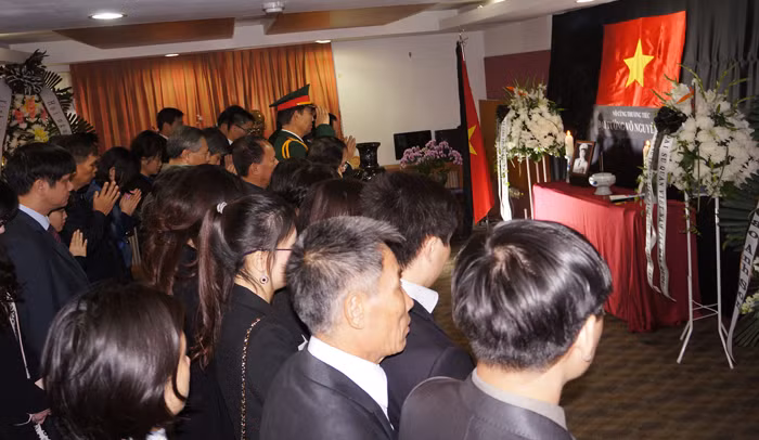 Đông đảo người dân và bạn bè quốc tế đến viếng Đại tướng. Ảnh: T.Đ