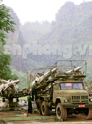 Xe đặc chủng đưa ‘Nỏ liên châu’ S-125 Pechora ra trận địa . Ảnh: Thái Hà Xe đặc chủng đưa ‘Nỏ liên châu’ S-125 Pechora ra trận địa