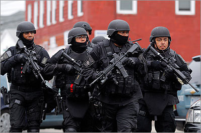 Đội SWAT chuẩn bị lục soát một căn hộ để truy tìm nghi phạm 2