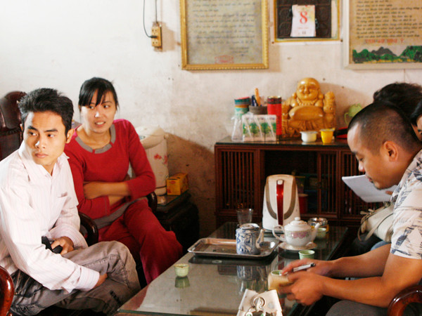 PV Tiền Phong (trái) trò chuyện cùng gia đình chồng Lệ 