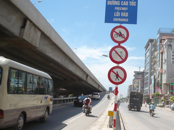 Có biển cấm nhưng xe máy từ nút Thanh Xuân vẫn đi lên ĐTC. Ảnh: Anh Trọng