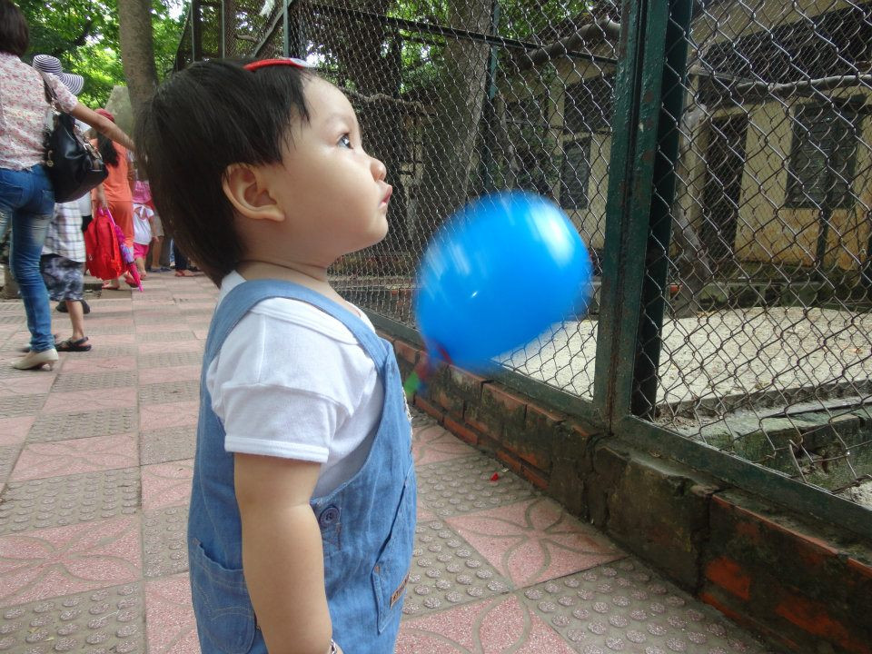 Mới mấy tháng trước thôi, Teddy trông y hệt một cu cậu ấy! Bây giờ thì Teddy cũng váy, cũng kẹp tóc, cũng "sexy" như ai!