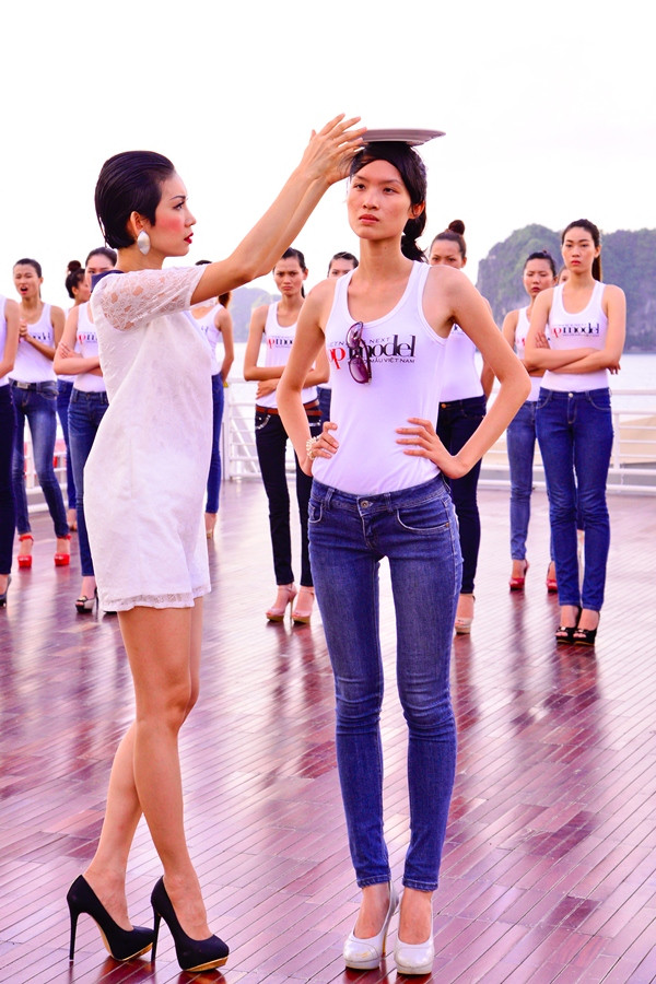 Xuân Lan bắt thí sinh giữ đầu luôn thẳng khi đi catwalk bằng cách để một chiếc đĩa lên đầu cô gái này