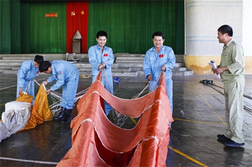 Các học viên tự gấp dù trước sự giám sát và hướng dẫn của giáo viên