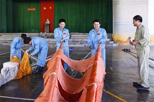 Các học viên tự gấp dù trước sự giám sát và hướng dẫn của giáo viên