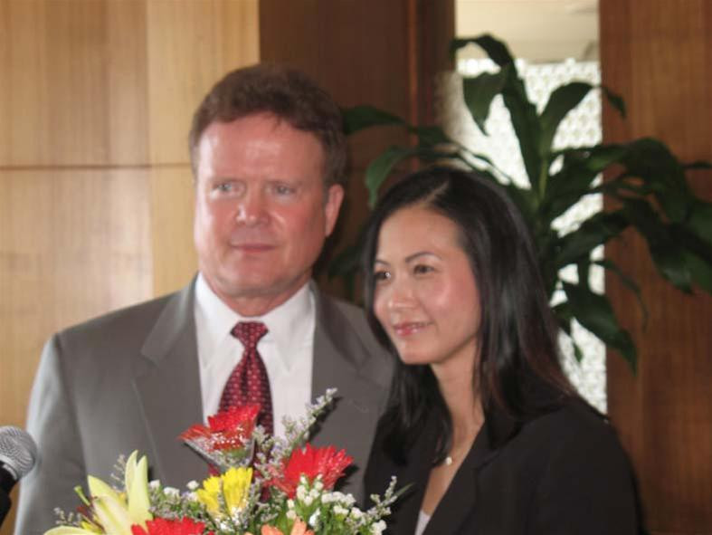 Thượng nghị sĩ Jim Webb và phu nhân Hồng Lê Webb. Ảnh : Đại Phượng.