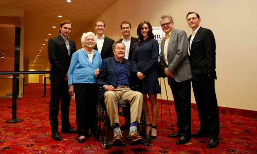 Cựu Tổng thống Mỹ Bush cha xin lỗi sau cáo buộc tấn công tình dục ảnh 1