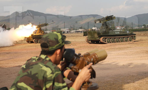 Tên lửa trên tổ hợp pháo-tên lửa tự hành 9K35 Strela-10 rời bệ xe hướng đến mục tiêu. Tên lửa trên xe ZCY – 23 rời bệ xe hướng đến mục tiêu