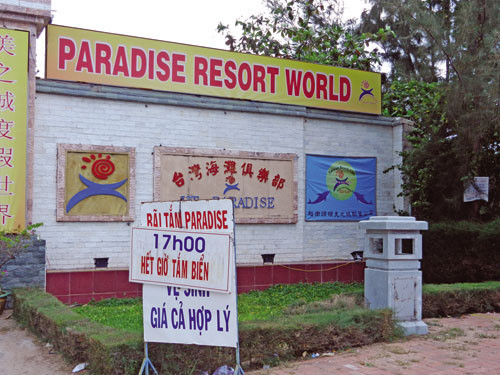 Biển báo “Hết giờ tắm biển” đặt trước cổng KDL Paradise. Ảnh: Nguyễn Long. Biển báo “Hết giờ tắm biển” đặt trước cổng KDL Paradise. Ảnh: Nguyễn Long