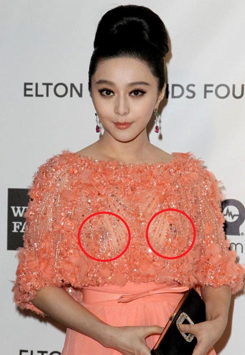 Băng Băng bị chỉ trích mạnh khi mặc bộ váy xuyên thấu, để lộ cả hai đầu ngực, khi tham dự một sự kiện quốc tế. 