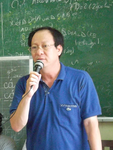 Ông Lâm Quốc Hùng, phó chủ tịch quận Hoàn Kiếm tại buổi họp với các hộ dân bị thiệt hại do cháy