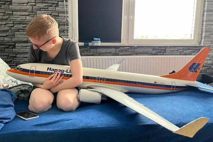 Sarah Rodo, 23 tuổi, và "bạn trai" của mình, chiếc Boeing 737