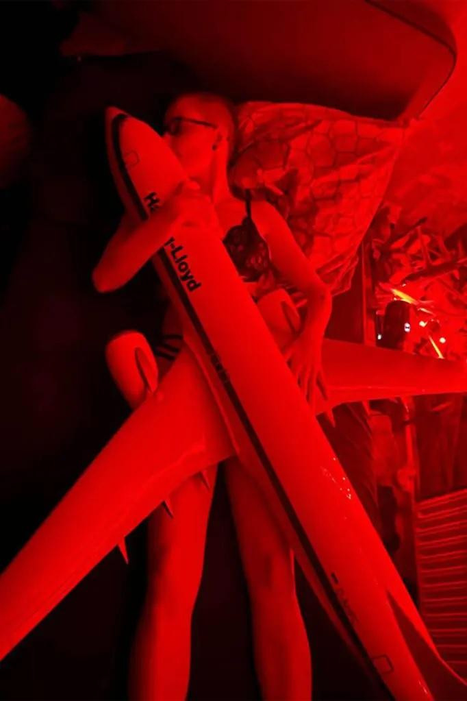 Trong lúc ngủ, cô ôm chiếc Boeing 737 như "bạn trai" của mình