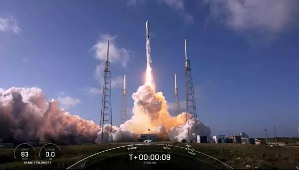 Một tên lửa SpaceX Falcon 9 mang theo 48 vệ tinh Internet Starlink phóng từ SLC-40 tại Căn cứ Lực lượng Không gian Cape Canaveral ở Florida, Mỹ vào ngày 9/3 năm 2022. Một tên lửa SpaceX Falcon 9 mang theo 48 vệ tinh Internet Starlink phóng từ SLC-40 tại Căn cứ Lực lượng Không gian Cape Canaveral ở Florida, Mỹ vào ngày 9/3 năm 2022.