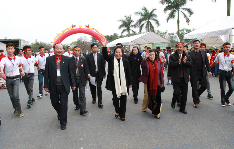 Phó Chủ tịch nước Nguyễn Thị Doan cùng đại diện nhiều bộ, ngành T.Ư và Hà Nội đến dự Lễ hội Xuân hồng 2013