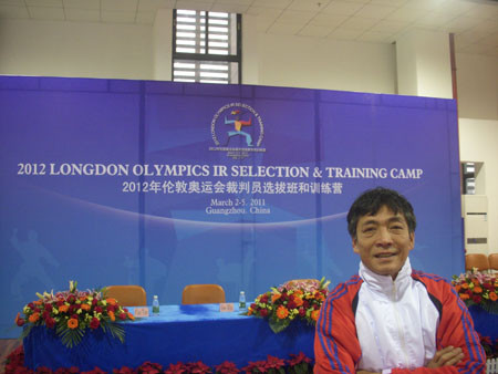 Ông Khương tại giải đấu tuyển chọn trọng tài cho Olympic 2012.. Ông Khương tại giải đấu tuyển chọn trọng tài cho Olympic 2012.