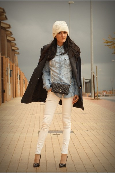 Áo sơ mi kẻ đang là xu hướng được nhiều bạn gái yêu thích. Set đồ jean kết hợp với sơ mi kẻ là lựa chọn hoàn hảo cho những cô nàng năng động. Mix quần jeans với áo sơ mi họa tiết vừa giúp bạn giữ được vẻ ngọt ngào, duyên dáng những cũng rất khỏe khoắn và năng động.