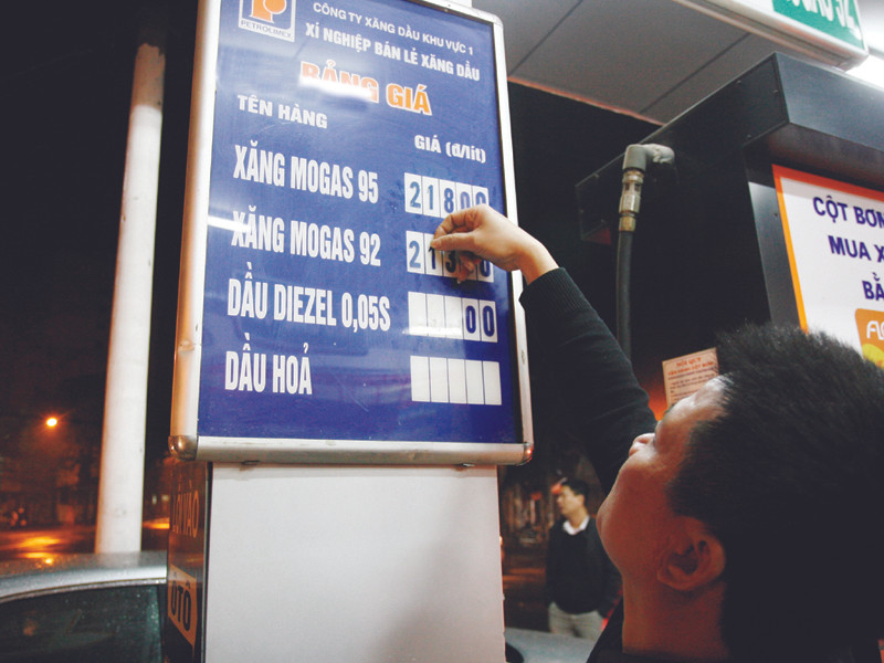 Đúng 22 h ngày 29 - 3 tất cả các cây xăng đồng loạt tăng giá. Ảnh: Xuân Phú. Đúng 22 h ngày 29 - 3 tất cả các cây xăng đồng loạt tăng giá Ảnh: Xuân Phú