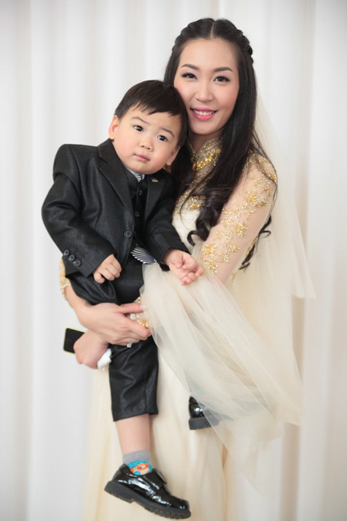 Thùy Trang còn khoe cậu em trai hai tuổi cực dễ thương trong hôn lễ