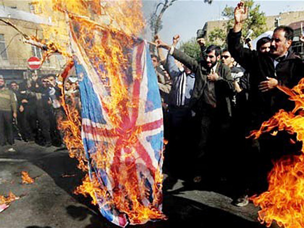Người biểu tình Iran đốt cờ Anh trước Đại sứ quán Anh. Ảnh: AP. Người biểu tình Iran đốt cờ Anh trước Đại sứ quán Anh. Ảnh: AP