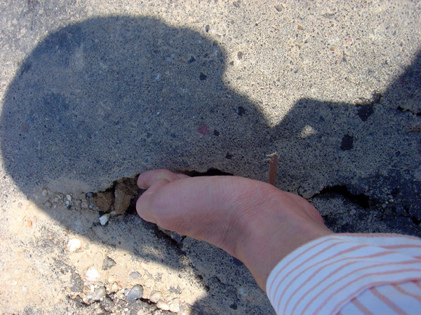 Cho cả bàn tay vào vết nứt vẫn lọt