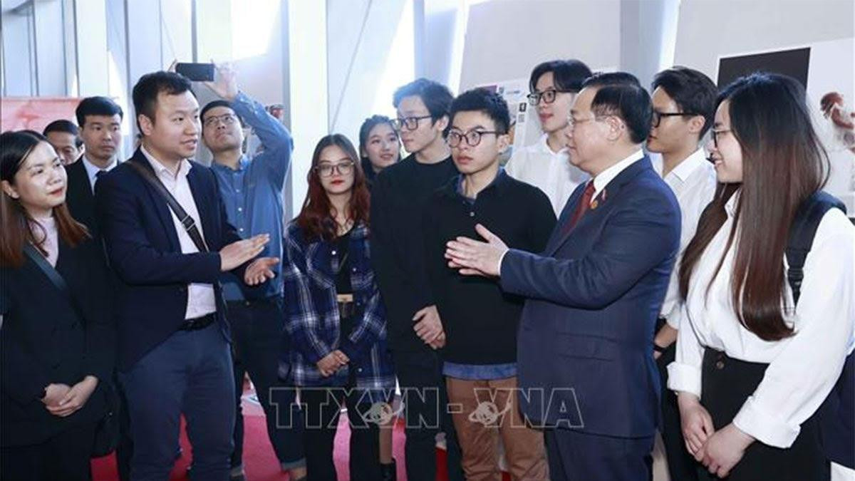 Chủ tịch Quốc hội Vương Đình Huệ trao đổi với sinh viên của trường Đại học Swinburne. Ảnh: Doãn Tấn Chủ tịch Quốc hội Vương Đình Huệ trao đổi với sinh viên của trường Đại học Swinburne. Ảnh: Doãn Tấn